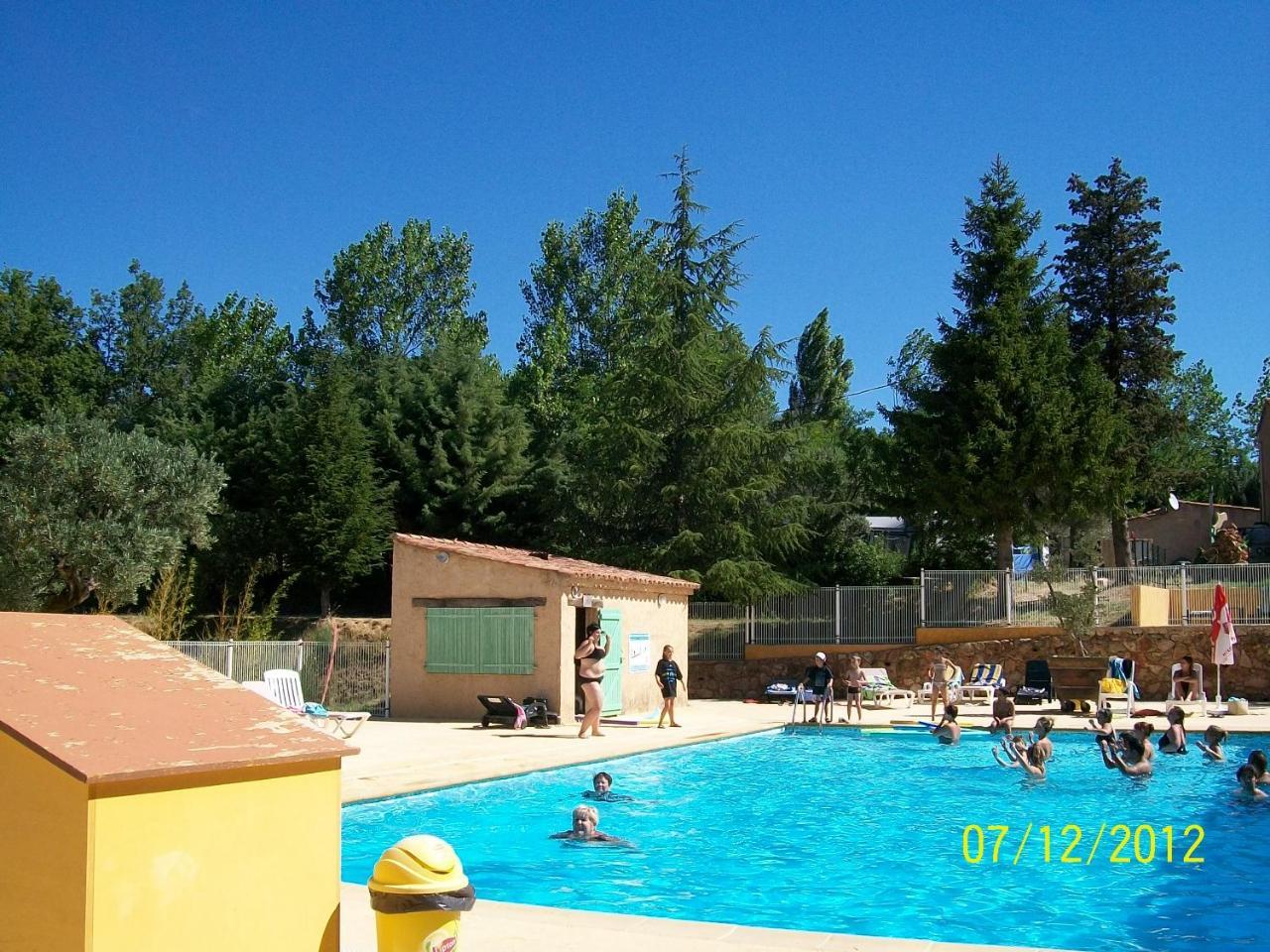 Camping Saint Lazare Hotel Aups Exterior foto